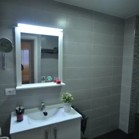 Lovely , Center,near Parking Free *