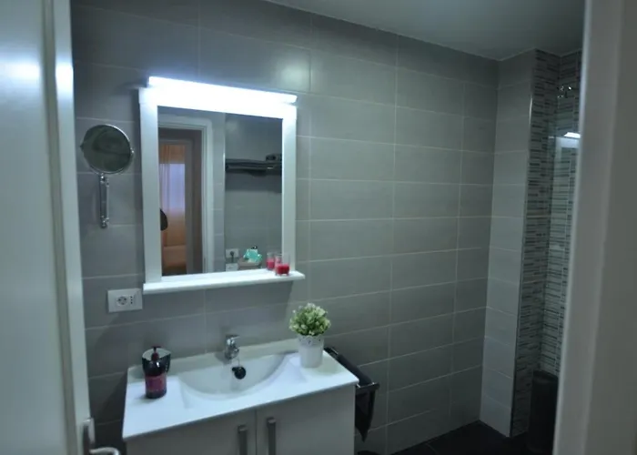 Lovely , Center,near Parking Free *