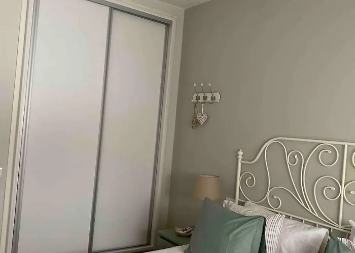 Lovely , Center,near Parking Free *